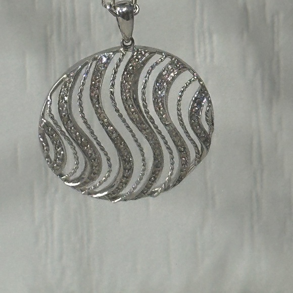 .75 CTW 14 K White Gold diamond circle pendant NEW - Picture 1 of 6